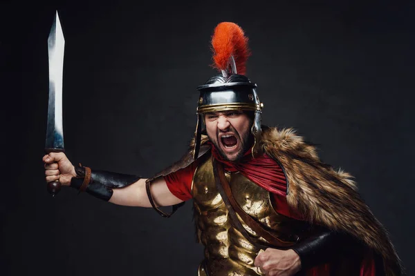 Guerrier romain offensif avec peau et épée — Photo