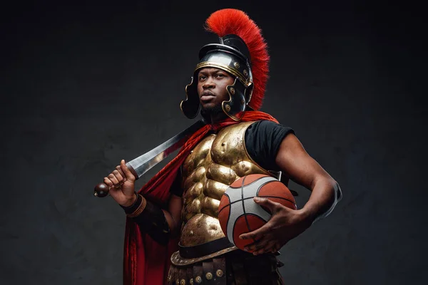 短剣とバスケットボールを保持するアフリカの軍団 — ストック写真
