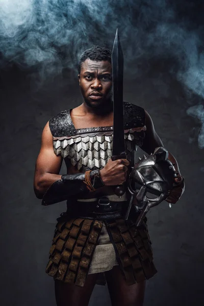 Estúdio de temível gladiador autêntico de ascendência africana com gladius — Fotografia de Stock