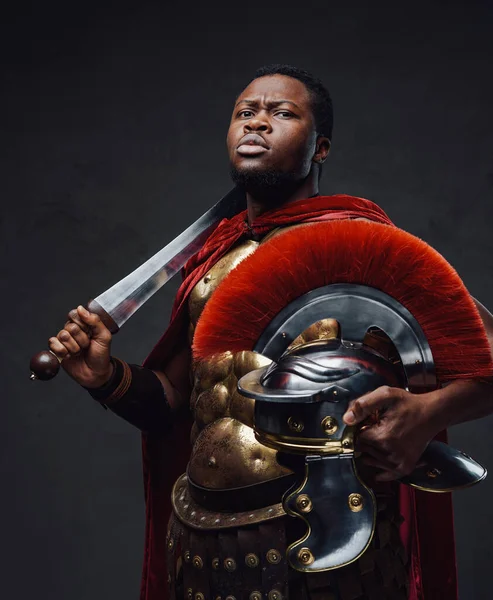 Keizerlijk legionair met helm en zwaard — Stockfoto