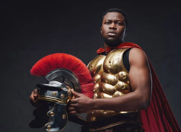 Antico soldato romano che tiene il casco — Foto Stock
