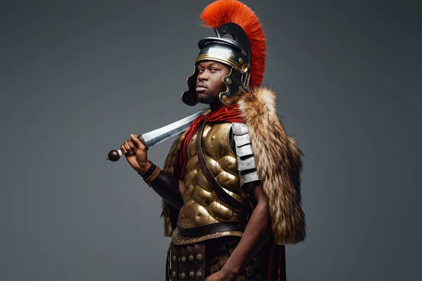 Legionário romano com pele e espada — Fotografia de Stock
