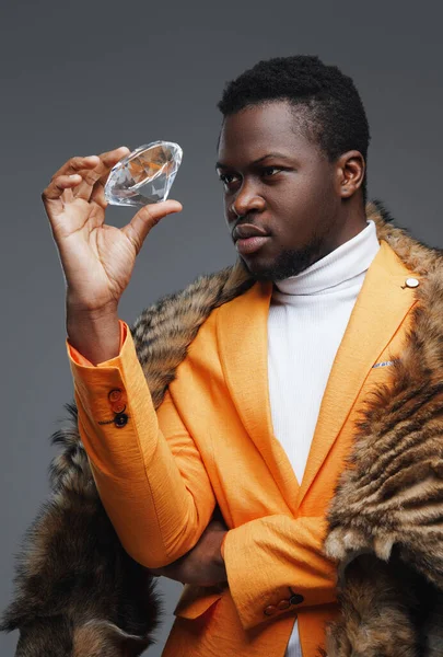 Hombre rico africano con diamante sobre fondo gris — Foto de Stock