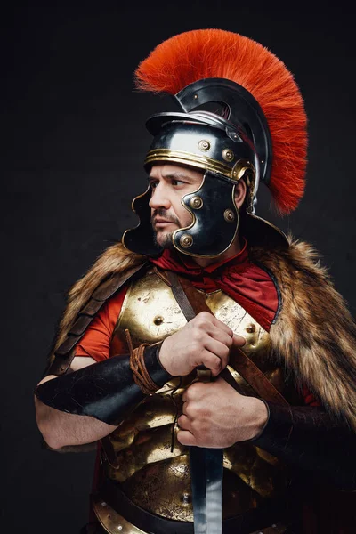 Keizerlijke soldaat in gepantserde kleding met zwaard — Stockfoto