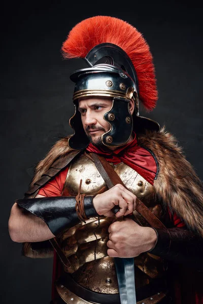 Императорский солдат в бронированной одежде с мечом — стоковое фото