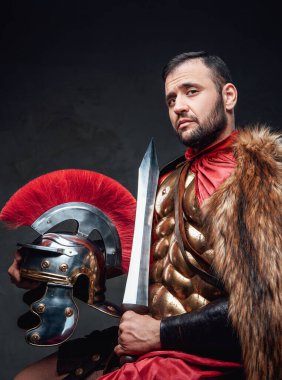 Kılıç ve miğferli Romalı subayın stüdyo fotoğrafı.