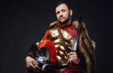 İmparatorluk generali koyu arkaplanda kürk giyiyor