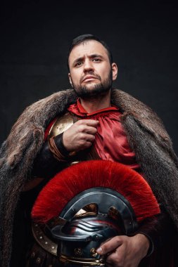 Kasklı, ciddi ve önemli bir askeri Romalı.