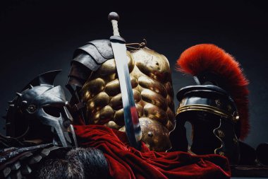 Gladius ve bronz zırh ve iki miğfer.