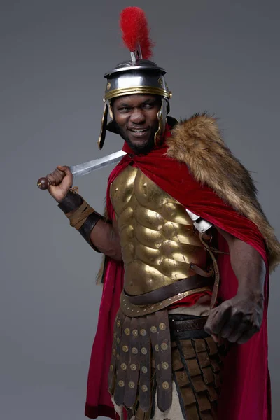 Aanstootgevende Romeinse soldaat van Afrikaanse etnische met gladius — Stockfoto