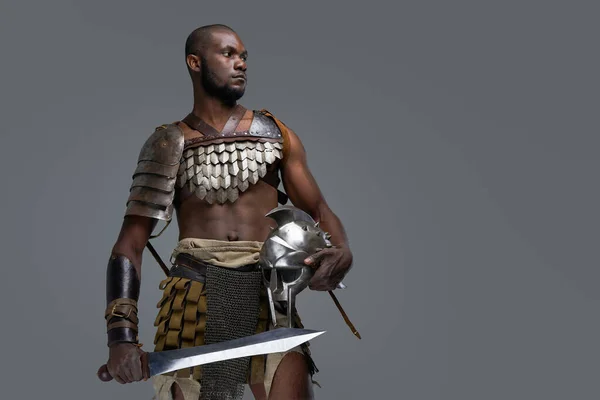 Africká aréna bojovník s mečem a helmou — Stock fotografie