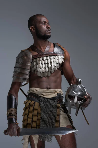 Černý gladiátor starověkého Říma proti šedému pozadí — Stock fotografie