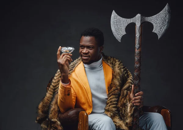 Africano bizarro cara com machado enorme e diamante — Fotografia de Stock