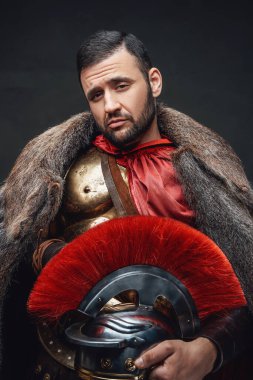 Kasklı, ciddi ve önemli bir askeri Romalı.