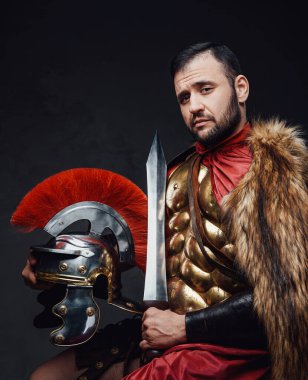 Kılıç ve miğferli Romalı subayın stüdyo fotoğrafı.