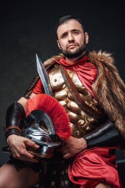 İmparatorluk generali koyu arkaplanda kürk giyiyor