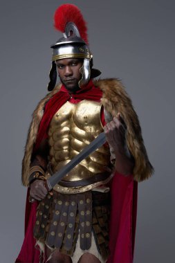 Afrikalı Romalı asker kılıçla geliyor.