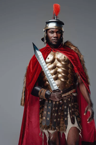 Roma 'nın kılıçlı eski Afrikalı askeri. — Stok fotoğraf