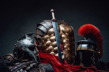 Antik Roma askeri ve gladyatör kıyafeti ve kılıcı