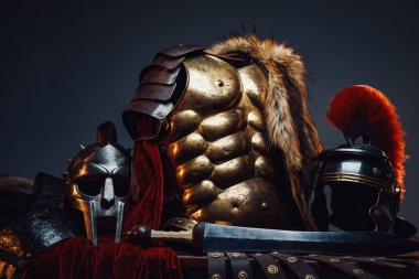 Antika bronz zırh ve gladyatörlü kasklar.