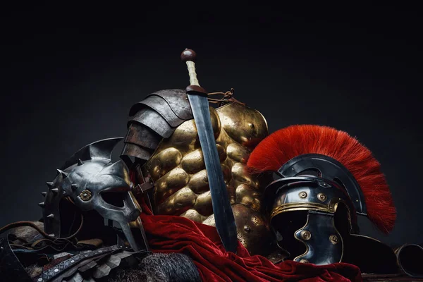 Eski Roma savaşçısı ve gladyatör zırhı ve kılıcı