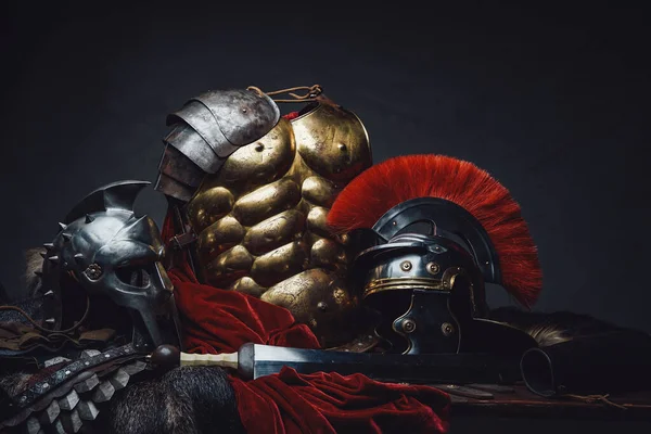 Eski Roma savaşçısı ve gladyatör zırhı ve kılıcı
