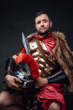 İmparatorluk generali koyu arkaplanda kürk giyiyor