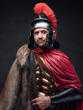 Kırmızı pelerin ve kürk giyen Antik Romalı general