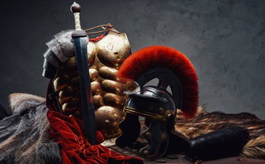 Eski lejyoner zırhı ve kılıcın stüdyo fotoğrafı.