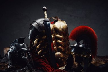 Gladius ve bronz zırh ve iki miğfer.
