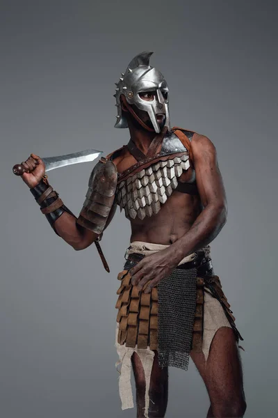 Antiguo luchador de arena de ascendencia africana con espada — Foto de Stock