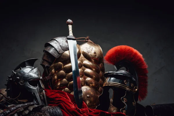 Ancienne tenue de soldat rome et gladiateur et épée — Photo