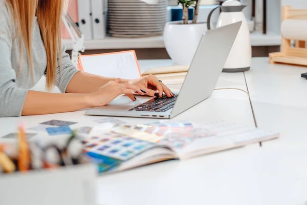 Stand mit Buntstiften und Stiften auf einem Tisch und Geschäftsfrau — Stockfoto