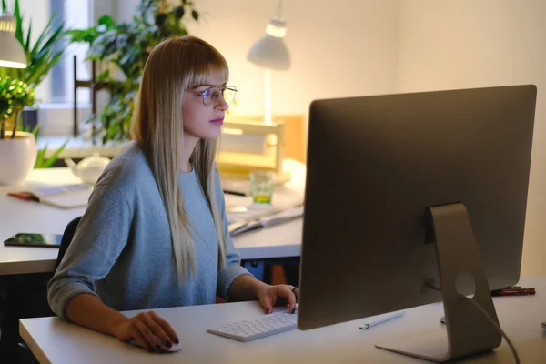 Kontorsarbetare yrke i moderna och bekväma kontor på kvällen — Stockfoto