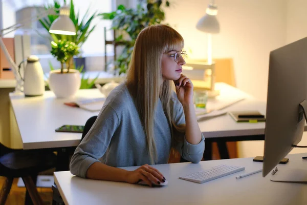 Succès caucasien femme d'affaires fait son travail à la fin des temps — Photo