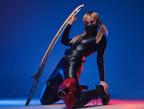 Студийный снимок футуристичной женщины с хвостиками и мечом — стоковое фото