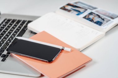 Ofis çalışma alanı ve masadaki bazı ofis aletleri ve araçları