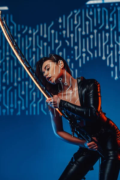 Sensuel cyberpunk femme assassin posant avec épée — Photo