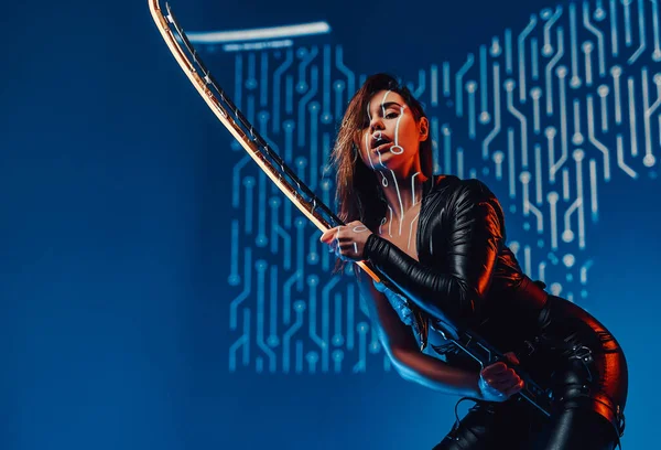 Sinnliche Cyberpunk-Mörderin posiert mit Schwert — Stockfoto