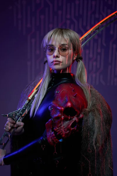 Гордая киберпанк-женщина с мехом, держащая лезвие — стоковое фото