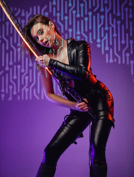 Sensual cyberpunk woman assassin posing with sword — Stock Photo, Image