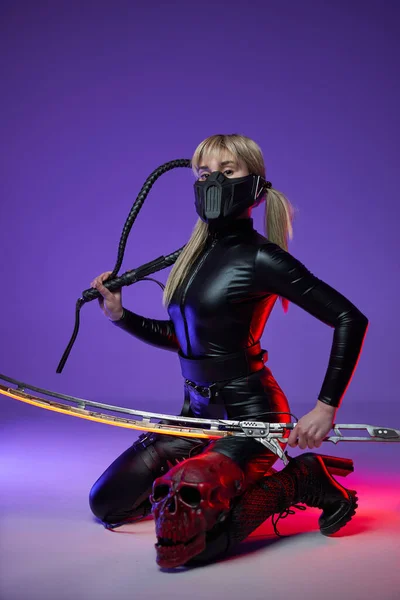 Cyberpunkowa wojowniczka z mieczem i batem — Zdjęcie stockowe