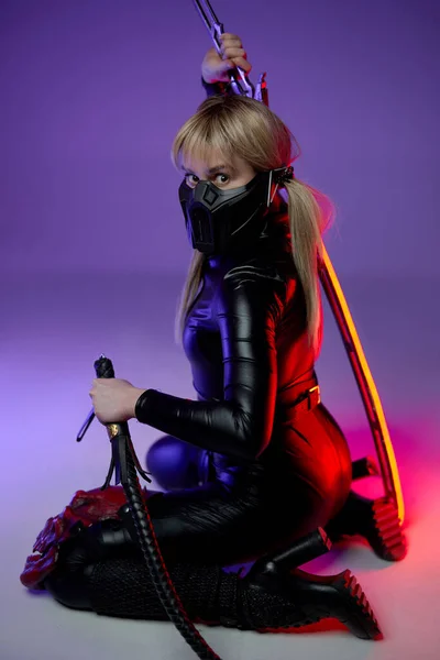 Mulher em estilo cyberpunk posando com espada — Fotografia de Stock