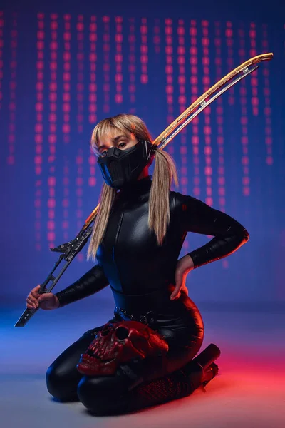 Cyberpunk woman with sword against colourful background — Stock Photo, Image