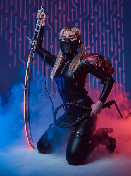 Mulher cyberpunk em fumaça com espada e chicote — Fotografia de Stock