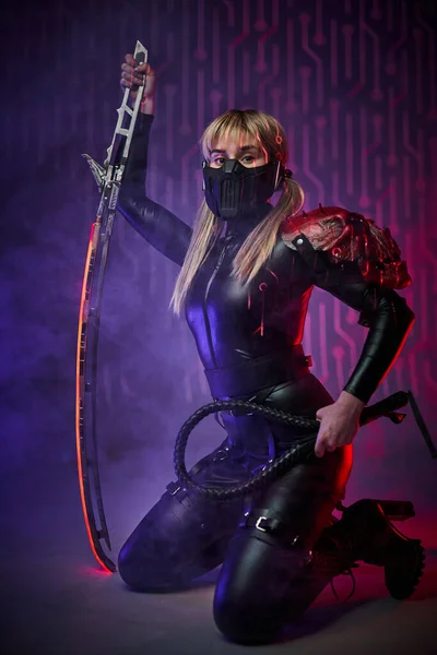 Cyberpunk woman in smoke with sword and whip — Stock Photo, Image