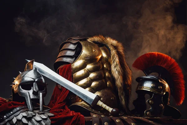 剣闘士と軍団用ヘルメットの間の黄金の鎧 — ストック写真