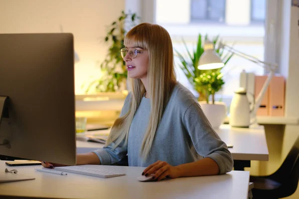 Succès caucasien femme d'affaires fait son travail à la fin des temps — Photo