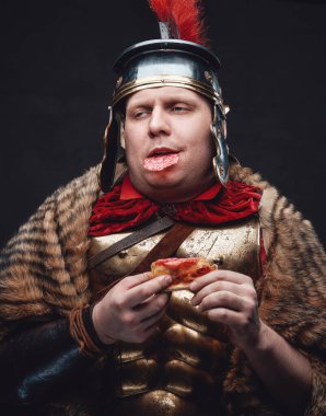 Koyu arka planda pizzayla aşırı Romalı asker yemek