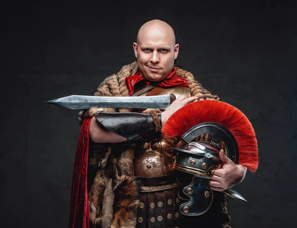 古老的罗马士兵，身披黑暗背景的角斗士 — 图库照片